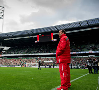 Huub Stevens keert als trainer van VfB Stuttgart terug in de Bundesliga, nadat hij in 2012 door Schalke 04 was ontslagen.