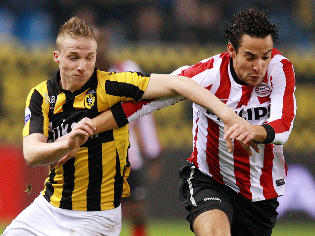 27 oktober 2010: Vitesse - PSV 0-2. Alexander Büttner en Otman Bakkal strijden om balbezit.