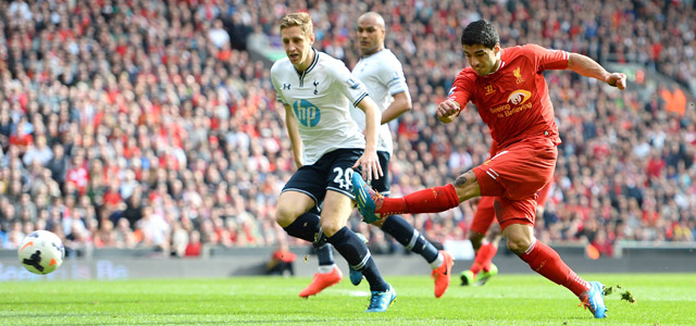 Luis Suarez maakte op 30 maart tegen Tottenham Hotspur zijn 29ste goal van het seizoen. Spurs-verdediger Michael Dawson komt te laat om de Uruguayaan af te stoppen.