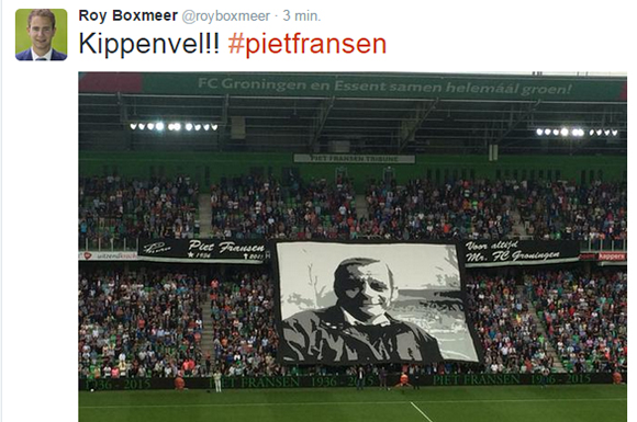Voorafgaand aan de wedstrijd FC Groningen - FC Twente was er een indrukwekkend eerbetoon aan clubman Piet Fransen.