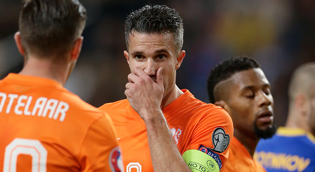 De onvrede tussen Klaas-Jan Huntelaar en Robin van Persie, die tegen Kazachstan aan de oppervlakte kwam toen Van Persie verzuimde de bal af te geven aan Huntelaar, is volgens Aad de Mos niet hét probleem van dit Oranje.