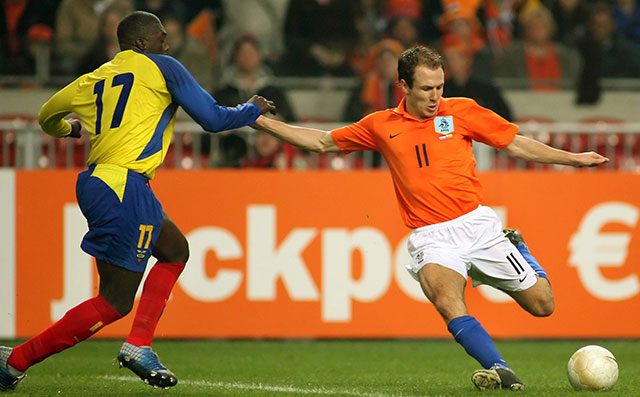 Beeld uit Nederland-Ecuador van 1 maart 2006 (1-0 zege), met rechts Arjen Robben.