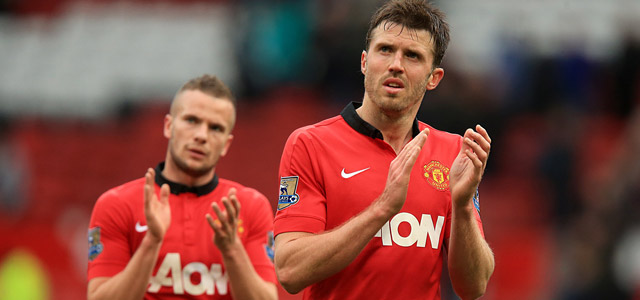 Tom Cleverley en Michael Carrick bedanken de United-fans na de 3-0 nederlaag tegen Liverpool.