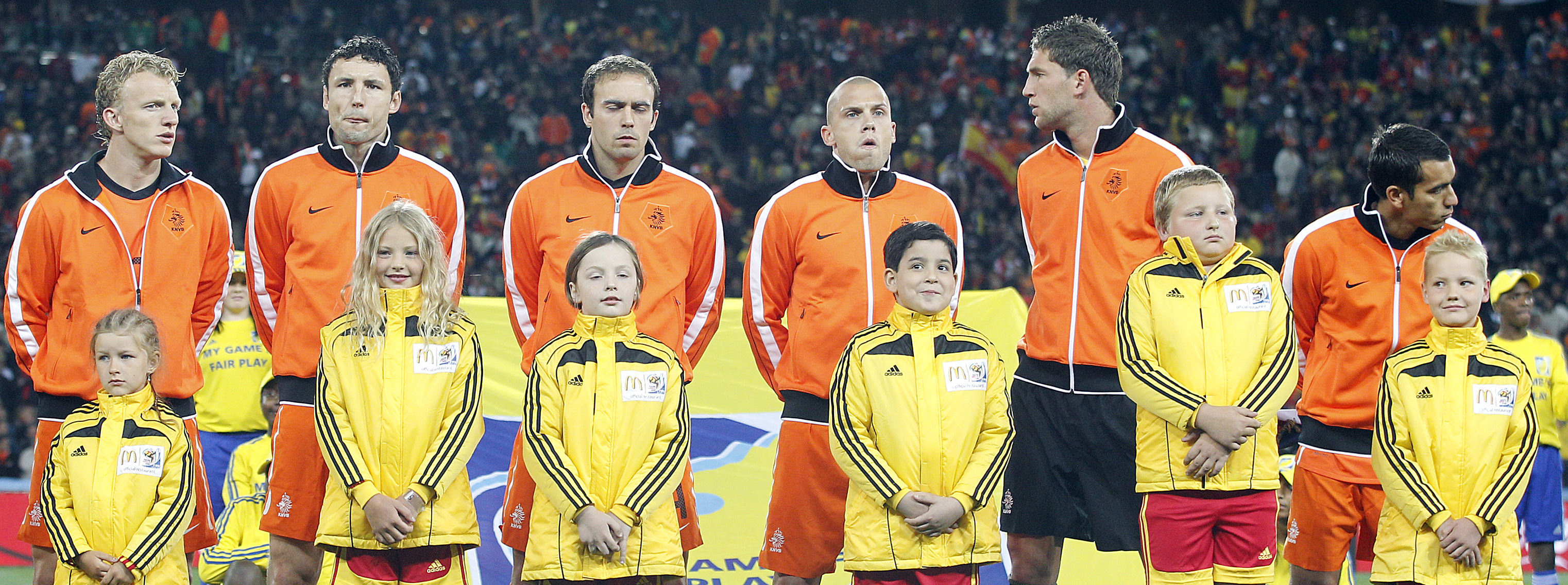 Dirk Kuijt, Mark van Bommel, Joris Mathijsen, John Heitinga, Maarten Stekelenburg en Giovanni van Bronckhorst (vlnr) voorafgaand aan de WK-finale van 2010. Inmiddels zijn zij allemaal gestopt of uit beeld bij Oranje.