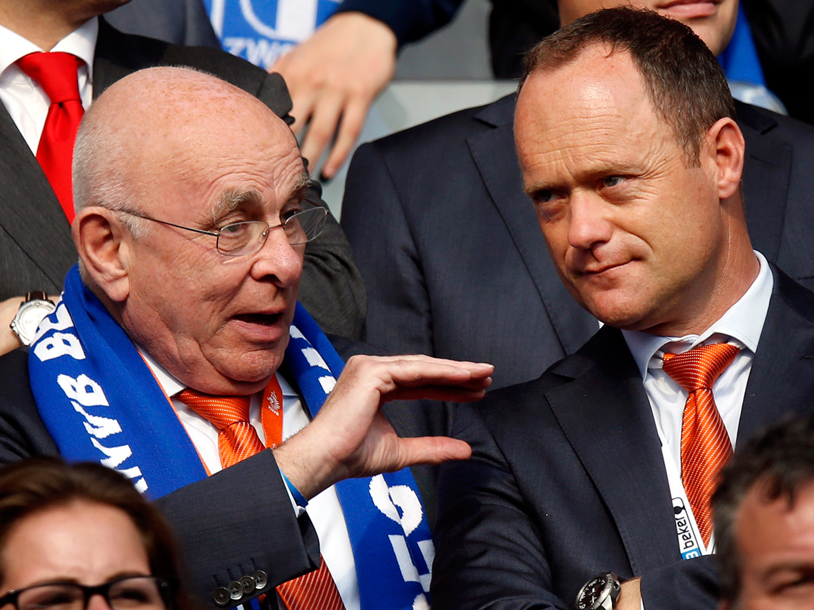 Bondsvoorzitter Michael van Praag is ontzet over de gang van zaken omtrent het vertrek van directeur betaald voetbal Bert van Oostveen.