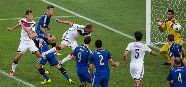 Benedikt Höwedes mist voor rust dé kans om Duitsland bij een corner op voorsprong te brengen. De verdediger kopt de bal keihard tegen de paal.