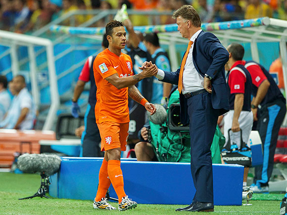 Memphis Depay gaat in Manchester weer onder de hoede van manager Louis van Gaal werken. De Nederlandse oefenmeester werkte eerder al samen met de aanvaller bij Oranje. 