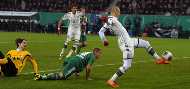 Arjen Robben staat op het punt al na vier minuten de 0-1 te maken na het omspelen van Augsburg-doelman Marwin Hitz. Bayern-spits Mario Mandzukic kijkt op de achtergrond toe.