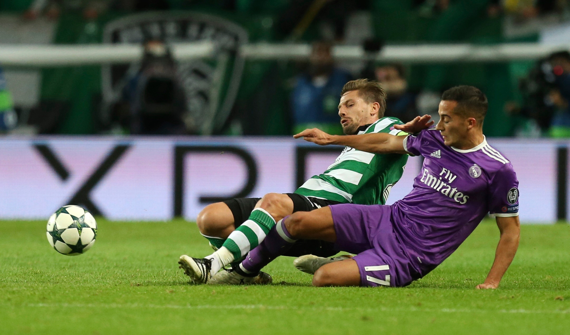 Adrien Silva vecht in de Champions League-wedstrijd tegen Real Madrid om de bal met Lucas Vázquez.