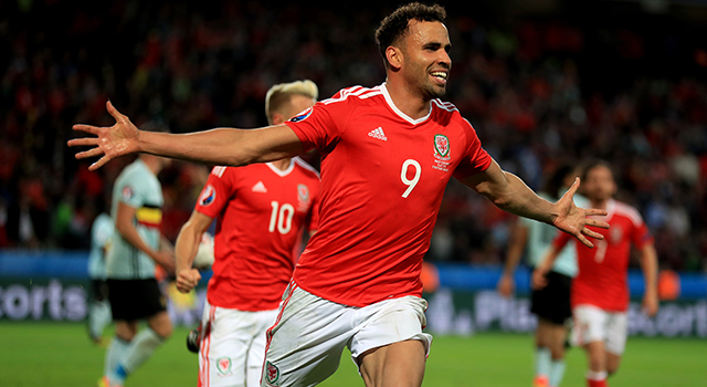 Hal Robson-Kanu kan zijn geluk niet op na een van de meest memorabele acties van het EK in Frankrijk. Een ronde later eindigt het EK-sprookje van Wales, maar bij thuiskomst worden de mannen van Chris Coleman als helden onthaald.