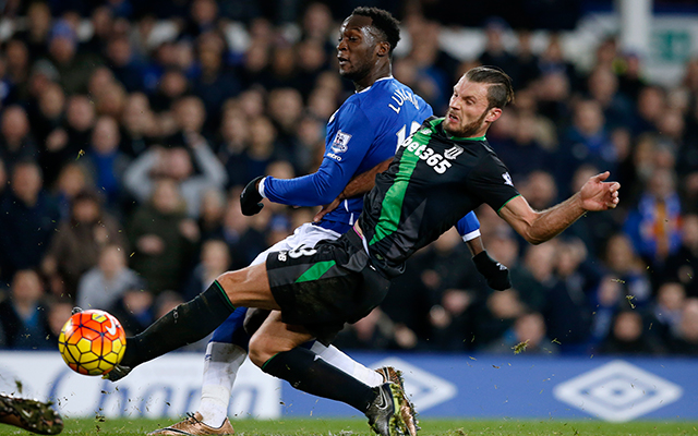 Romelu Lukaku vecht een duel uit met de Nederlandse linksback Erik Pieters.