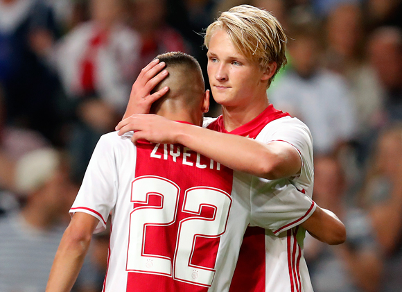 Kasper Dolberg dankt Hakim Ziyech na zijn derde Eredivisie-treffer in dienst van Ajax.