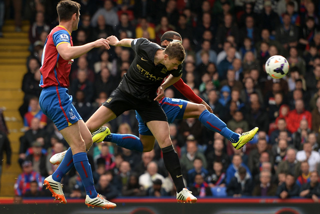 Edin Dzeko tekent op aangeven van Yaya Touré al vroeg in de wedstrijd tegen Crystal Palace de 1-0 aan. De Bosniër maakte zijn twaalfde treffer dit seizoen in de Premier League.