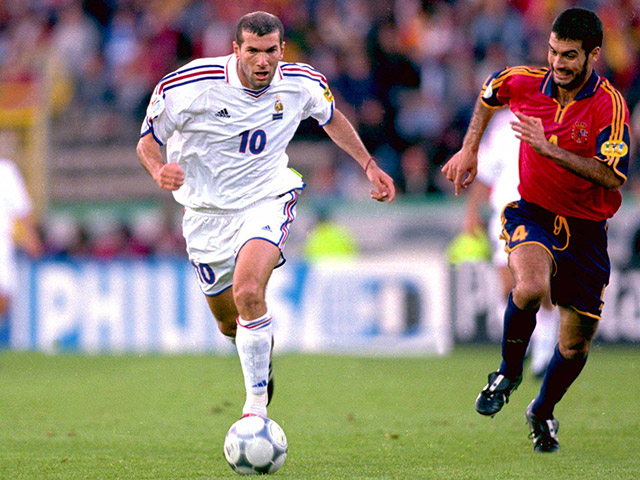 Pep Guardiola moet op het EK 2000 alle zeilen bijzetten om Zinedine Zidane te volgen.