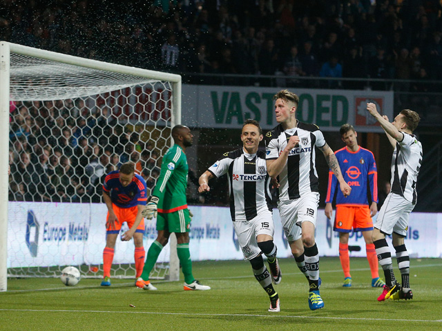 Veel vertrouwen zal de generale repetitie Feyenoord ook niet geven, al komen de Rotterdammers tegen Heracles Almelo wel twee keer terug van een achterstand. Wout Weghorst denkt de winnende te maken namens de thuisploeg, maar Eljero Elia gooit roet in het eten met de 2-2.