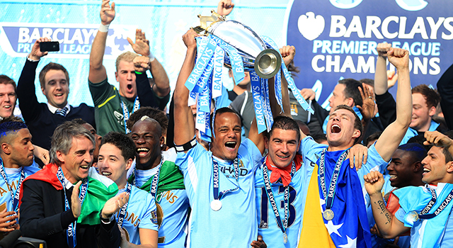 Aanvoerder Vincent Kompany met de Premier League-trofee in 2012.