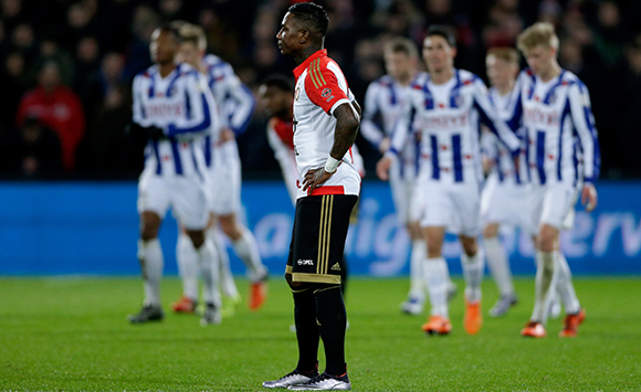 Feyenoord kan intussen de titel vergeten. Eljero Elia treurt na de nederlaag tegen SC Heerenveen (1-2), de vierde verliespartij van de Rotterdammers op rij. Ondanks de wereldgoal van Anass Achahbar.