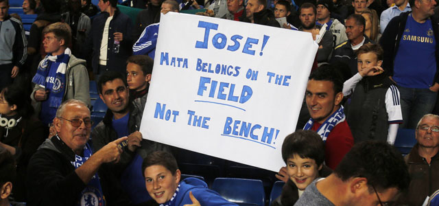 Chelsea-supporters protesteren tegen de reserverol die Mata dit seizoen vervult.