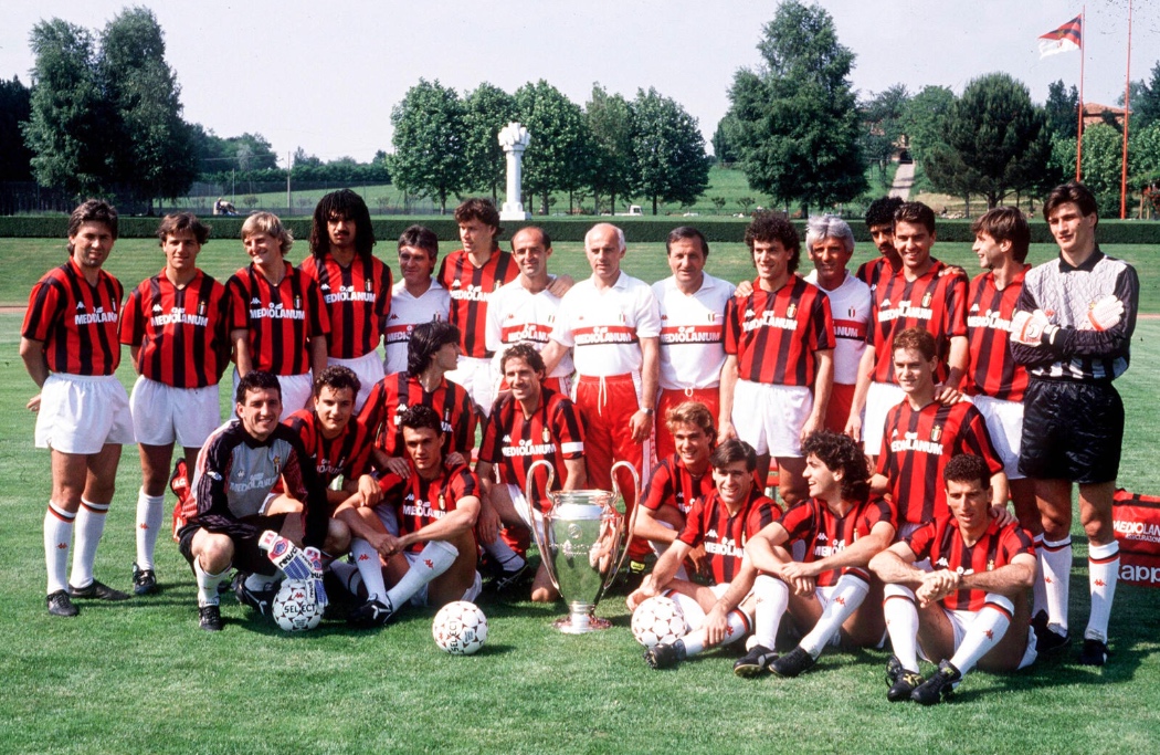 Het sterrenteam van Arrigo Sacchi, de grijze, kale man centraal, dat in 1989 de Europa Cup I wint.