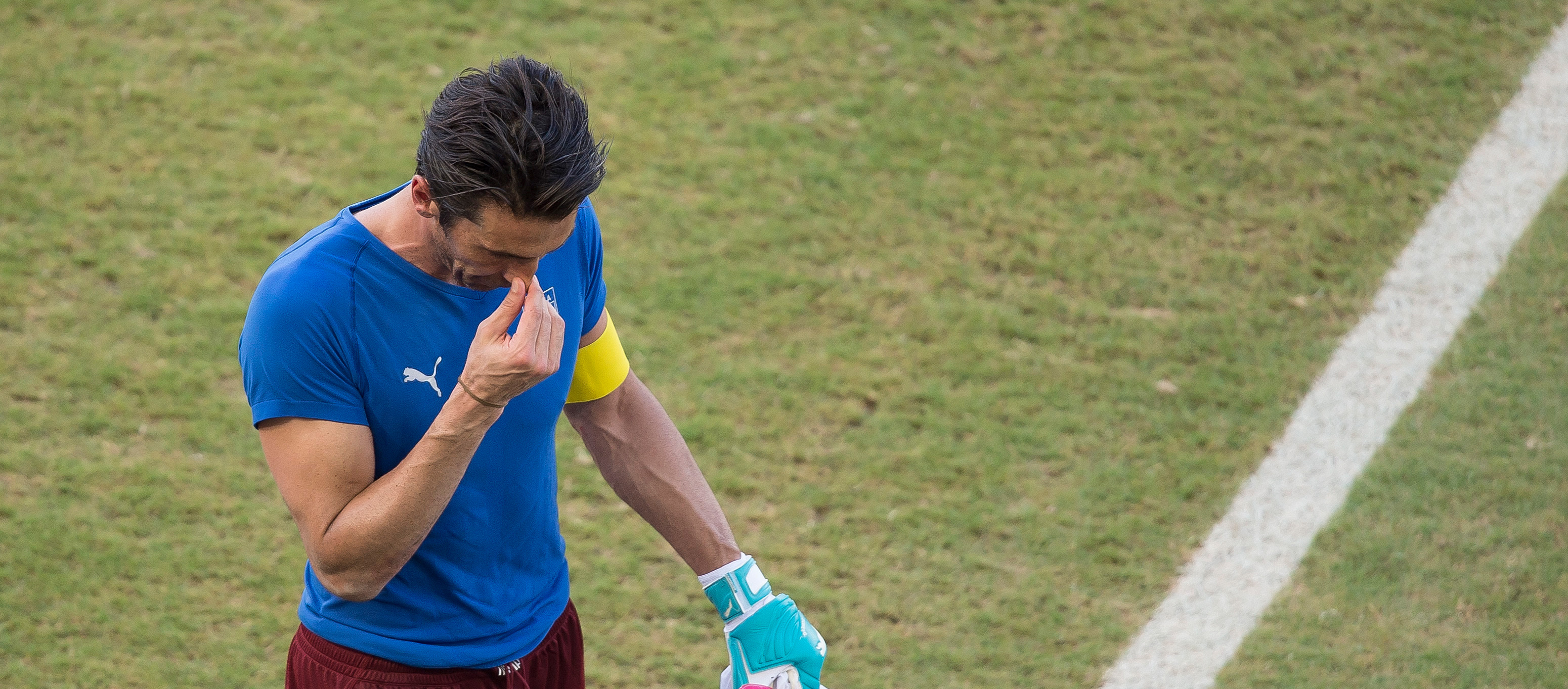 Doelman Gianluigi Buffon druipt af na de 1-0-nederlaag tegen Uruguay.
