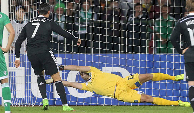 Cristiano Ronaldo mocht in de eerste helft twee keer aanleggen vanaf de stip. Alleen in de 25ste minuut passeerde de Portugees doelman Vladislav Stoyanov.