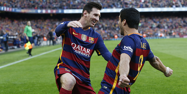 Doelpuntenmakers Lionel Messi en Luis Suárez vieren samen feest.