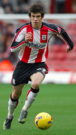 Gareth Bale debuteert op 16-jarige leeftijd in het shirt van Southampton. Hiermee is hij na Theo Walcott de jongste debutant namens The Saints.