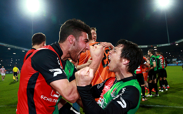 Een treffend beeld van het kampioenschap van NEC: sterspeler Alireza Jahanbakhsh met cultuurbewaker Jeffrey Leiwakabessy.