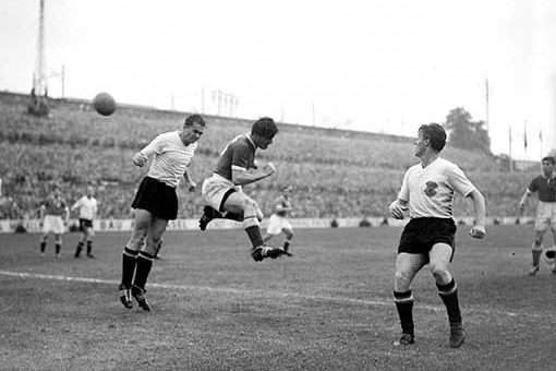 Ernst Happel (links) tijdens de wedstrijd die het hoogtepunt in zijn actieve loopbaan had moeten worden, maar West-Duitsland wint de halve finale van het WK 1954 met 6-1 van Oostenrijk.