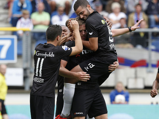 Welke goal was er mooier? Mike Te Wierik, Bryan Linssen en Ben Rienstra proberen elkaar af te troeven met stuk voor stuk schitterende goals. De Friezen lijden hun eerste puntenverlies en Heracles heeft de eerste winst te pakken: 2-4.