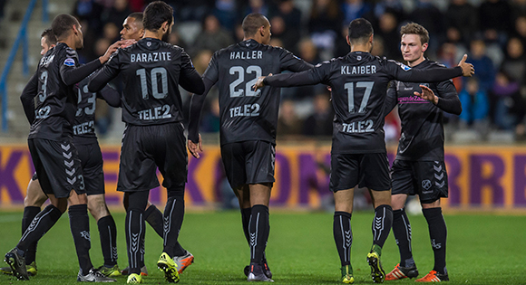 FC Utrecht viert de treffer (0-1) van Rico Strieder (uiterst rechts).