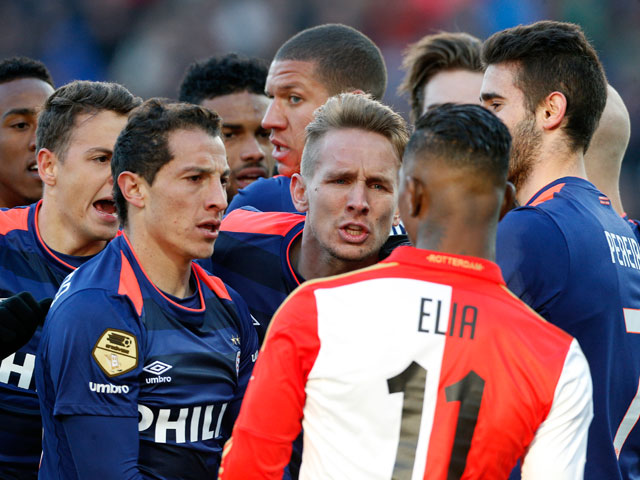 Eljero Elia probeert juichende PSV&#039;ers de bal te ontfutselen, maar dat valt niet in goede aarde bij de feestende Eindhovenaren.