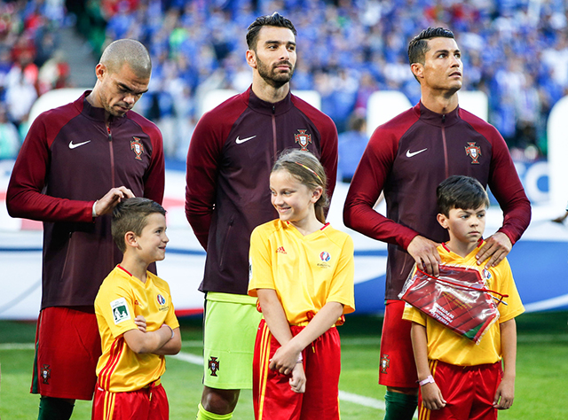 De spelers van Portugal staan in het gelid voor het volkslied.