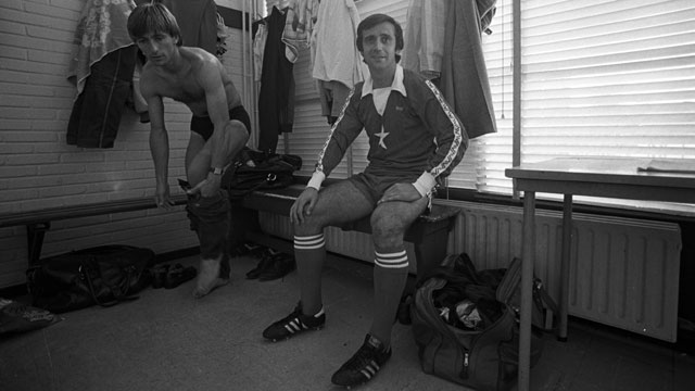 Van der Kuijlen in de kleedkamer van MVV. Links van hem de latere Oranje-bondscoach Bert van Marwijk.