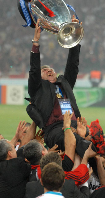 Carlo Ancelotti is na de 2-1 overwinning op Liverpool in 2007 de gevierde man bij de spelers van AC Milan.