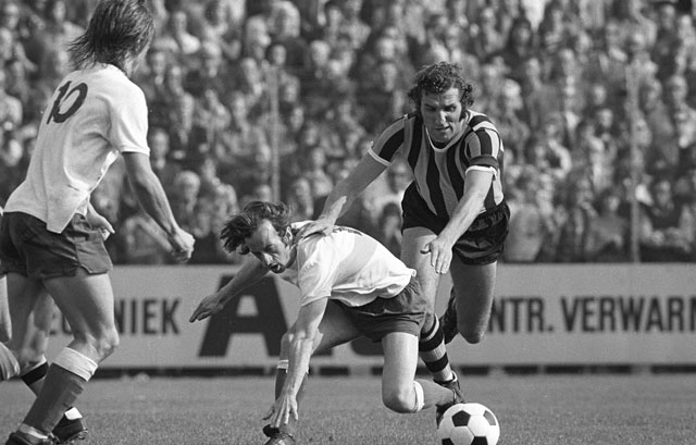 Ook Henk &lt;i&gt;&#039;Charly&#039;&lt;/i&gt; Bosveld was van de partij. Voor de kleurrijke middenvelder, die werd gekozen tot beste speler van Vitesse van de twintigste eeuw, was het zijn debuut in de Gelderse derby.