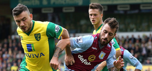 Bacuna&#039;s voorbeeld Antonio Luna duelleert in de uitwedstrijd tegen Norwich City met Robert Snodgrass. Ricky van Wolfswinkel kijkt vanaf de achtergrond toe.