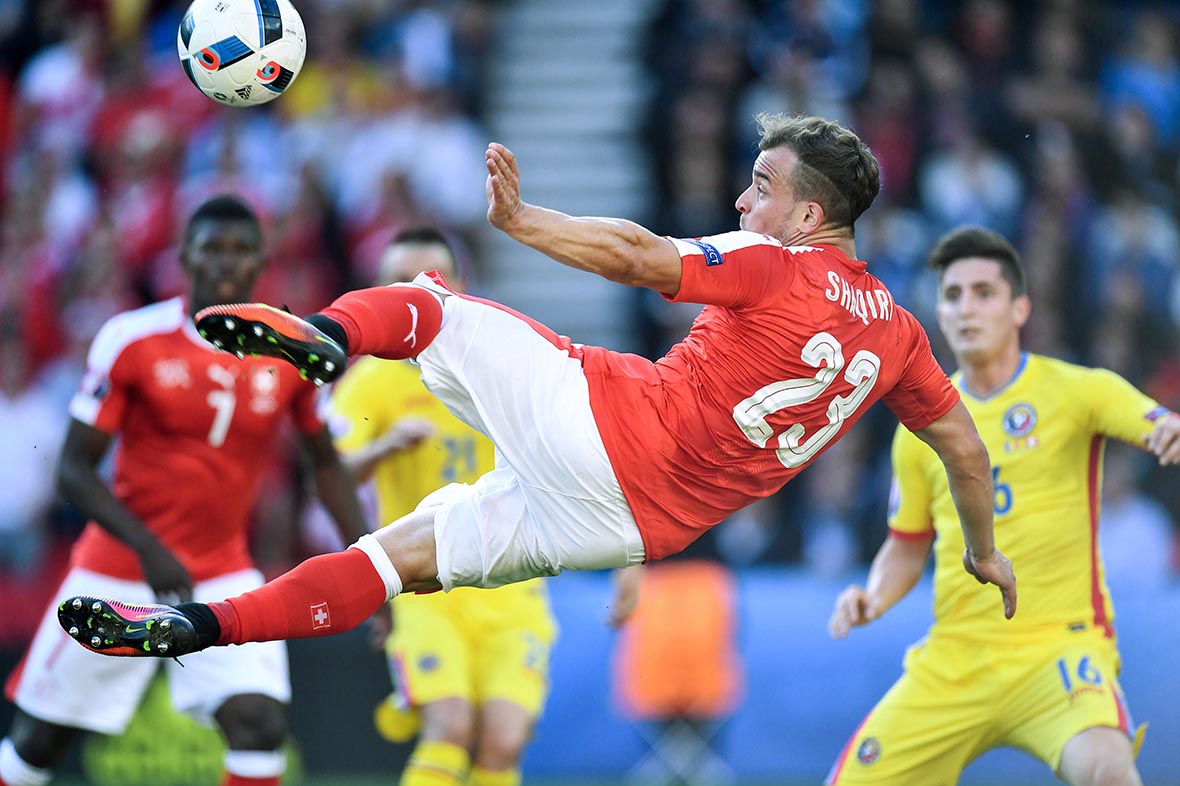 Zwitserland knokte zich tegen Roemenië na een vroege achterstand nog terug tot een 1-1 gelijkspel. Zonde dat deze fraaie actie van Xherdan Shaqiri geen treffer opleverde.