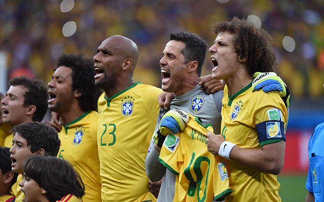 Op het WK spat de emotie er telkens weer vanaf als de Braziliaanse spelers het volkslied zingen, hier voorafgaand aan de halve finale tegen Duitsland. Zonder Neymar - Júlio César en David Luiz houden zijn shirt hier vast - bezwijkt Brazilië onder de druk: 1-7.