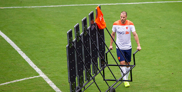 Oranje oefent ook nog met vrije trappen, Ron Vlaar haalt de muur op.