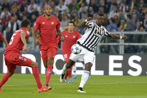 Juventus-middenvelder Paul Pogba neemt het doel van Sevilla met een volley onder vuur.