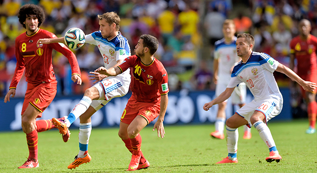 Eden Hazard kreeg tegen Rusland maar zelden ruimte om te excelleren. Hier houdt Dmitri Kombarov hem van de bal.