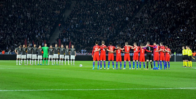 Engeland en Duitsland hielden voorafgaand aan de wedstrijd een minuut stilte ter nagedachtenis aan de slachtoffers die vielen bij de terroristische aanslagen in Brussel.