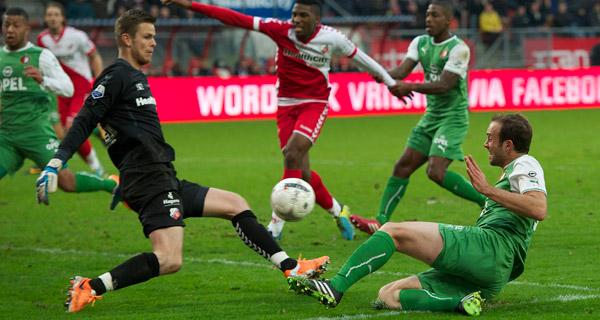 Robbin Ruiter voorkwam meerdere keren een goal van Feyenoord. Hier stuit Joris Mathijsen op hem.