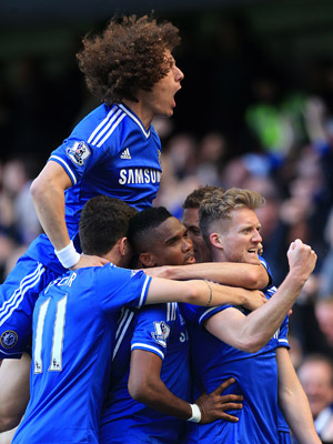 De vreugde bij Chelsea is groot: André Schürrle heeft zojuist 2-0 gemaakt.