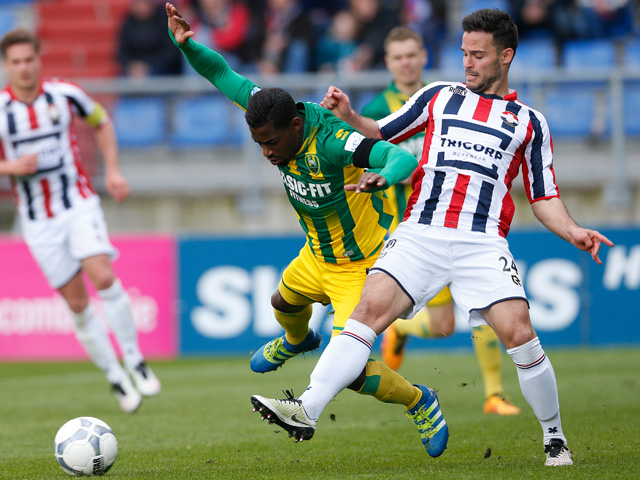 Guus Joppen begaat een overtreding op Ruben Schaken in het duel tussen Willem II en ADO Den Haag afgelopen zondag. De Tilburgers maakten dit seizoen de meeste overtredingen in de Eredivisie.