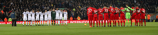 Voorafgaand aan het League-cup duel tussen Liverpool en Leeds United werd een minuut stilte gehouden ter nagedachtenis aan de slachtoffers.