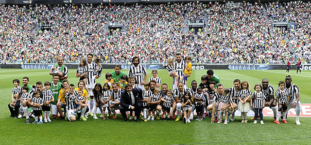 De spelers van Juventus met hun kinderen: het tekende de feeststemming bij het laatste duel van Juventus