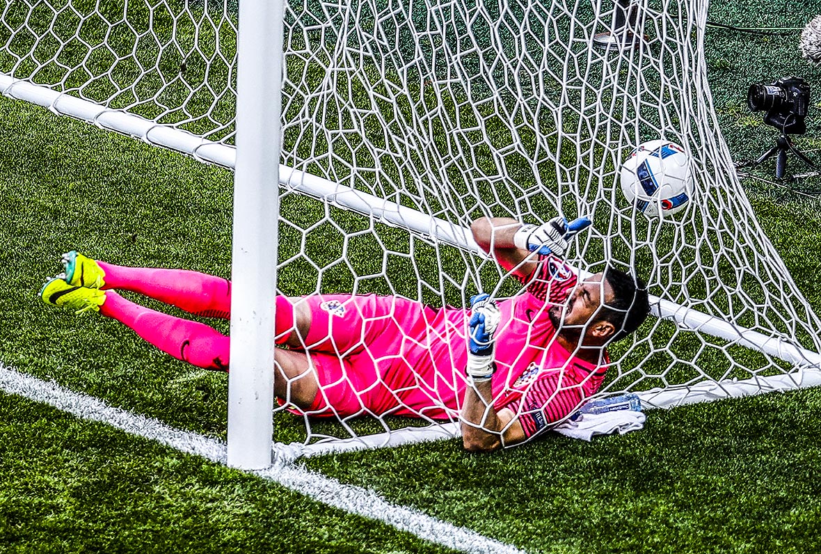 Maar de Kroatische doelman Danijel Subasic ziet in de extra tijd de 2-2 op het scorebord komen.