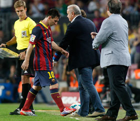Lionel Messi verlaat onder het toeziend oog van coach Gerardo Martino het veld.